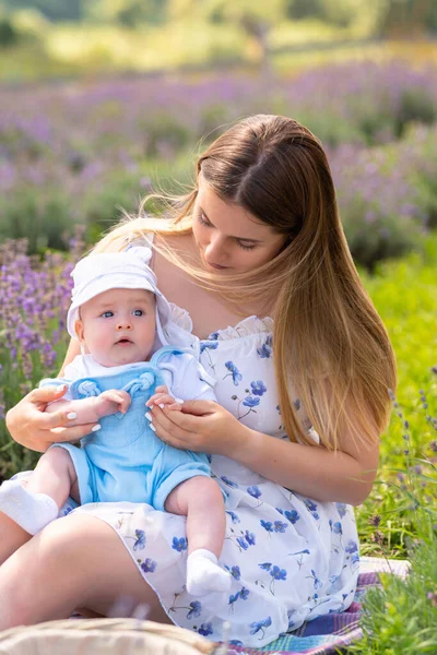 Young Mother Enjoying Summer Picnic Farm Her Baby Son Sitting — Stock Photo, Image