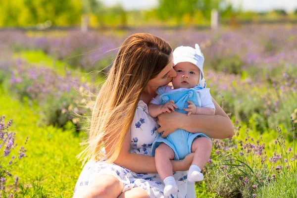 Young Mother Hugging Her Baby Son Outdoors Field Lavender Farm — Fotografia de Stock