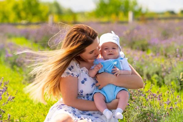 Portrait Young Mother Happy Little Baby Sitting Lavender Field Hair — Fotografia de Stock