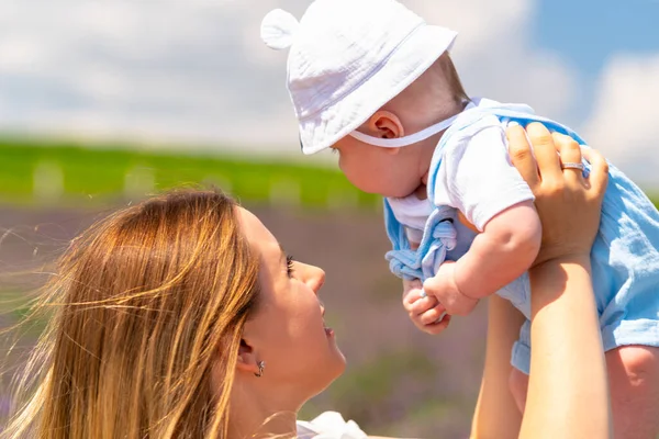 Cute Little Baby Boy Sunhat Outdoors His Mother She Laughs — Stock Photo, Image