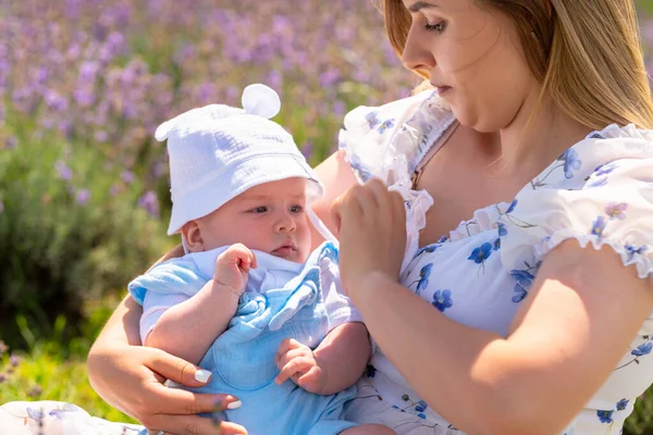 Portrait Adorable Chubby Little Baby Boy Cradled His Mothers Arms — ストック写真