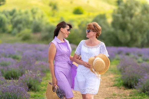 Two Good Women Friends Enjoying Quality Time Together Standing Smiling — Photo