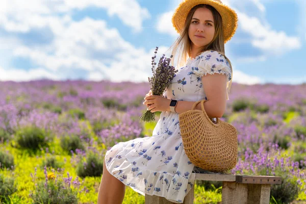Pretty Fashionable Young Woman Sitting Lavender Field Rustic Wooden Bench — Stock Photo, Image