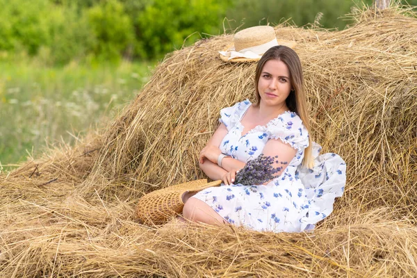 Young Woman Sitting Hay Rick Summer Holding Bunch Fresh Lavender — Stok fotoğraf