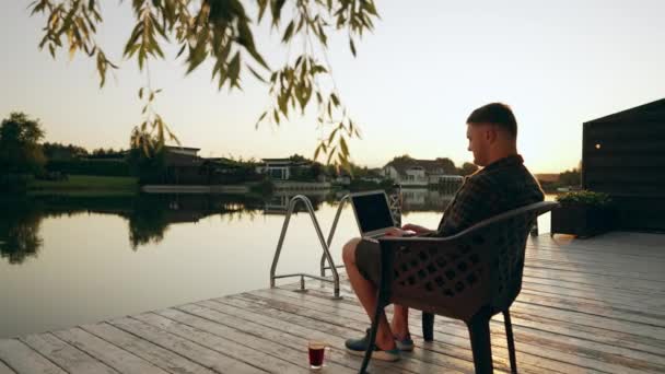 Jeune Homme Relaxant Sur Une Terrasse Bois Coucher Soleil Dans — Video
