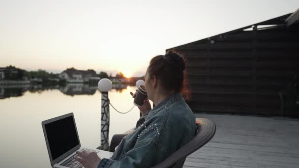 Жінка Середнього Віку Сидить Насолоджуючись Кавою Заході Сонця Коли Вона — стокове відео