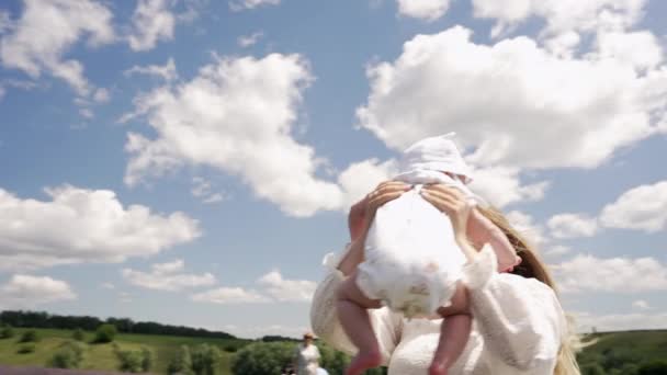 Jeune Mère Balançant Son Fils Bébé Dans Les Airs Comme — Video