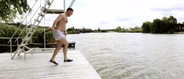 Man Diving Wooden Deck Lake River Action Portrait Grey Sky — 비디오