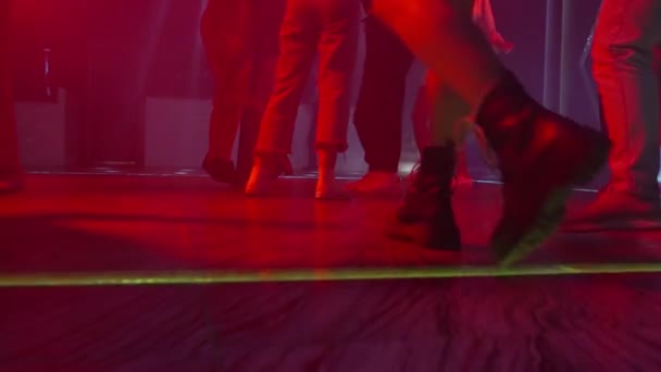 Groupe Personnes Dansant Dans Une Discothèque Dans Une Vue Niveau — Video