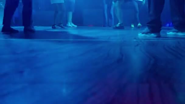 Nízký Úhel Podlahy Pohled Nohy Lidí Tančících Náladovém Modrém Světle — Stock video