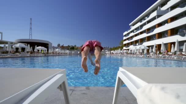 Man Dykning Intoa Mousserande Pool Resort Medan Njuter Sin Sommarsemester — Stockvideo