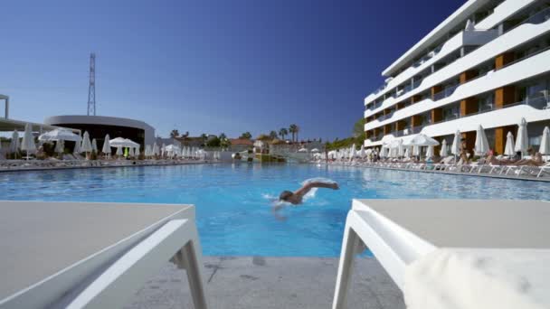 Sportig Man Simmar Gnistrande Resort Pool Ett Hotell Som Närmar — Stockvideo