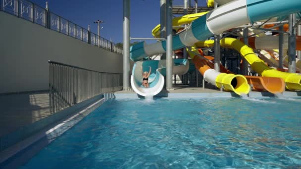 휴가를 즐기고 리조트에서 슬라이드를 햇살을 수영장으로 들어가는 — 비디오