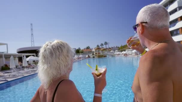 Zadní Pohled Starší Pár Výhledem Resort Bazén Jiskřivou Modrou Vodou — Stock video