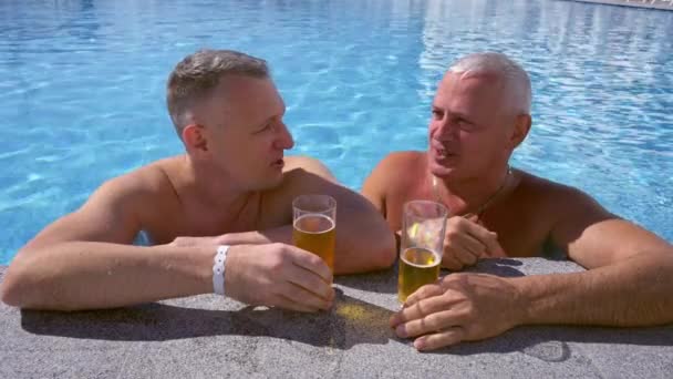 Ældre Mænd Stående Swimmingpool Chatter Mens Nyder Kold Sommerferiekoncept – Stock-video