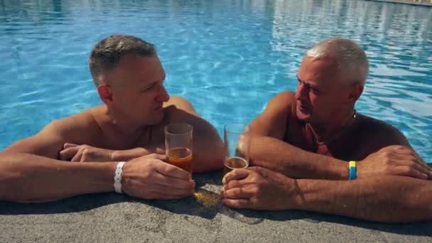 Deux Hommes Bavardant Autour Bières Froides Dans Une Piscine Appuyée — Video