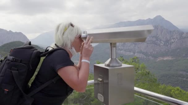 Middle Aged Woman Wearing Backpack Looking Binocular Telescope Tourist Viewing — Vídeos de Stock