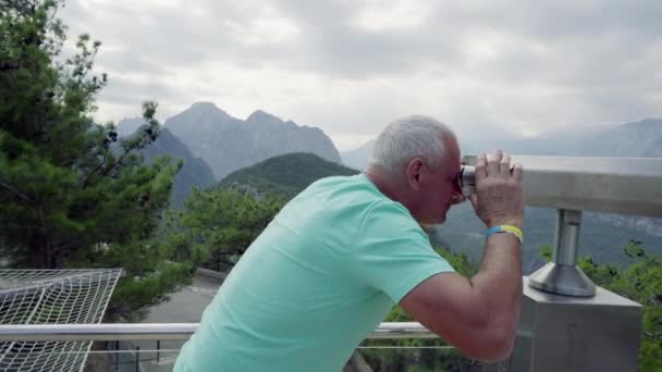 Senior Man Looking Coin Operated Tourist Telescope Surrounding Mountain View — 비디오