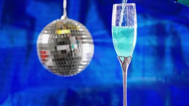Празднование Рождества Роскошным Голубым Шампанским Флейте Фоне Синего Цвета Блестящим — стоковое видео