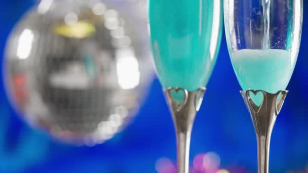 Two Romantic Glasses Blue Champagne Heart Decoration Background Glittering Silver — Vídeo de Stock