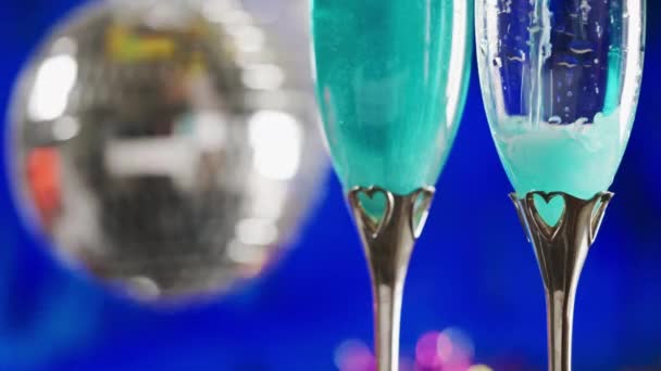 Filling Stylish Champagne Flute Heart Decoration Blue Sparkling Wine Festive — Vídeo de Stock