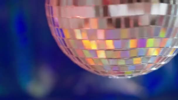 Close Glittering Silver Metallic Christmas Bauble Multicolored Reflections Blue Background — Vídeo de Stock