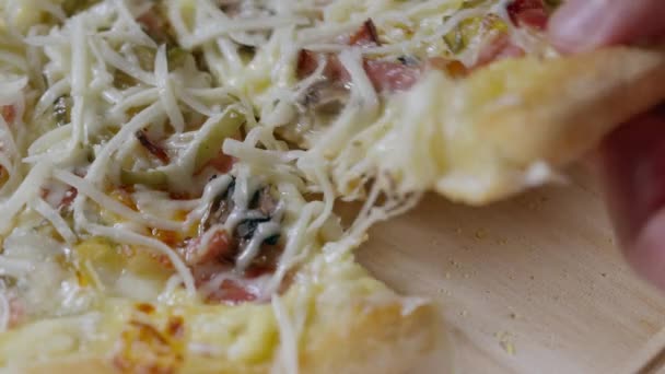 Személy Megragad Egy Szelet Finom Sonka Gomba Pizza Tetején Extra — Stock videók