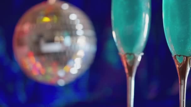 Романтичні Флейти Шампанського Срібною Прикрасою Серця Над Синім Блискучою Срібною — стокове відео