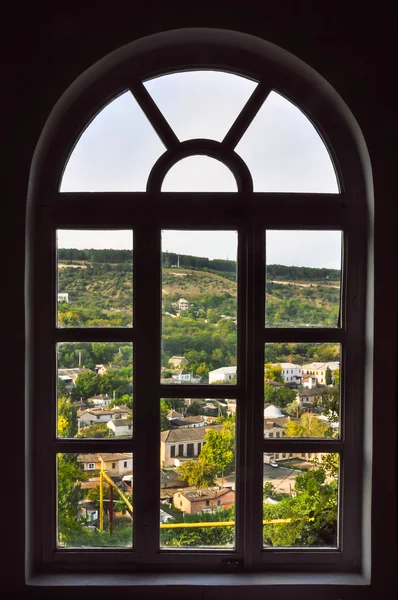 pencereden görünen şehir köy