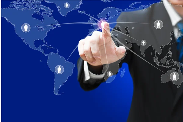 Geschäftsmann drückt auf ein Personensymbol auf der Weltkarte — Stockfoto