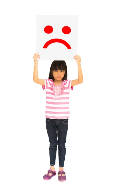 Infelice bambina mostrando carta con infelice icona sopra il suo hea — Foto Stock