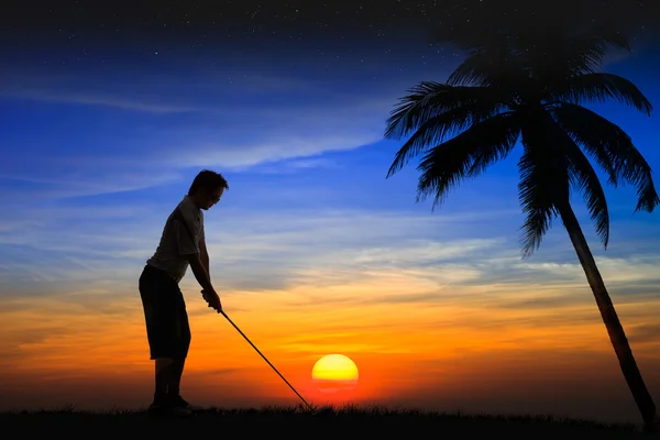 日落时的剪影高尔夫球手 — 图库照片
