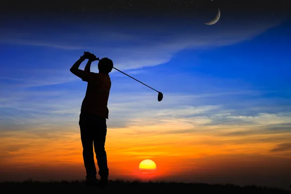 Silhouet golfspeler bij zonsondergang — Stockfoto