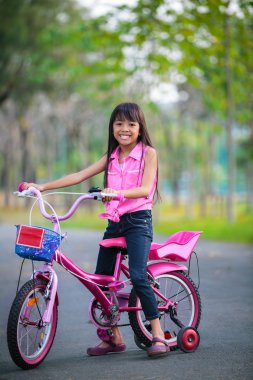 Asyalı küçük kız Bisiklet park