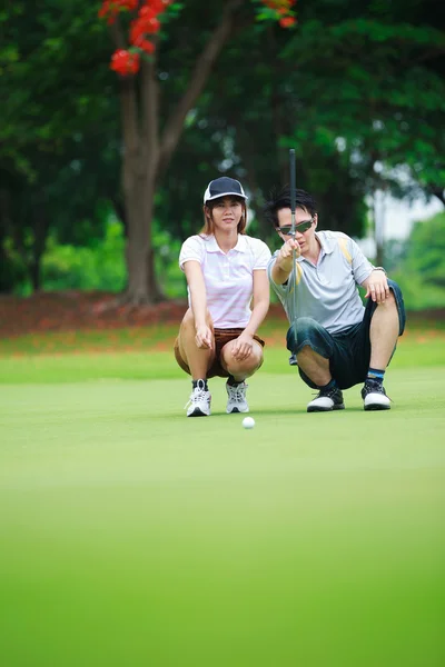 专业教学的年轻女子高尔夫球手 — 图库照片