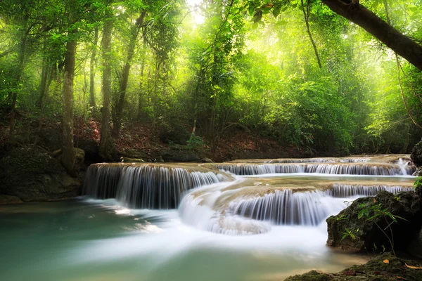 Tiefer Waldwasserfall — Stockfoto