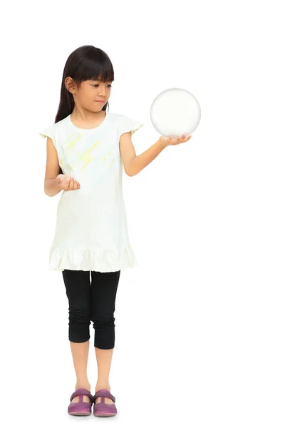 Kleines Mädchen hält eine Glaskugel in der Hand — Stockfoto