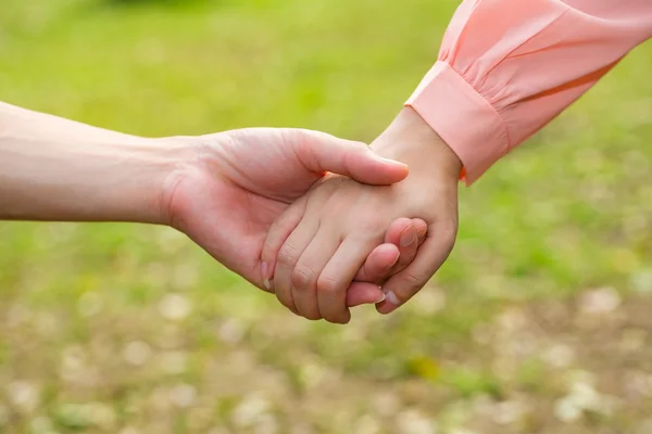 Paar Hand in Hand, Liebeskonzept — Stockfoto