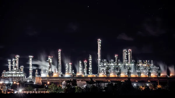 Refinaria de petróleo à noite em Rayong, Tailândia — Fotografia de Stock