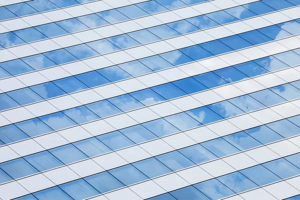 反射したオフィスの青い窓 — ストック写真