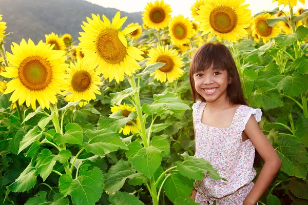 Closeup sorrindo menina no campo de girassóis — Fotografia de Stock