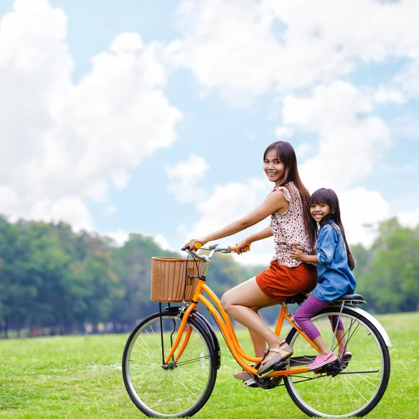 公園でサイクリング自転車 — ストック写真