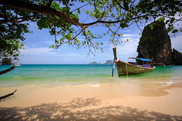 Praia tropical com pedra calcária, Krabi, Tailândia — Fotografia de Stock