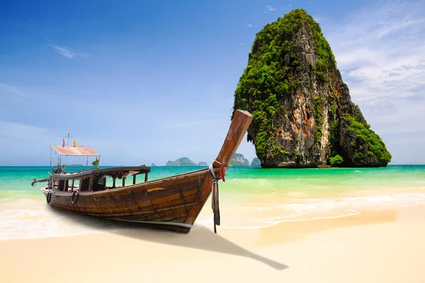 Spiaggia tropicale con roccia calcarea, Krabi, Thailandia — Foto Stock