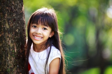 sevimli küçük kız parkta gülümseyen yakın çekim