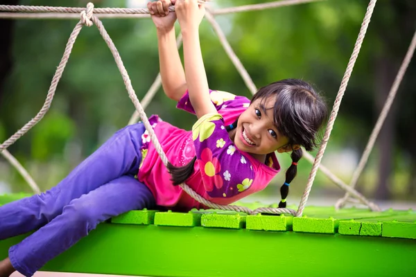 Feliz poco asiático chica en el patio de recreo — Foto de Stock