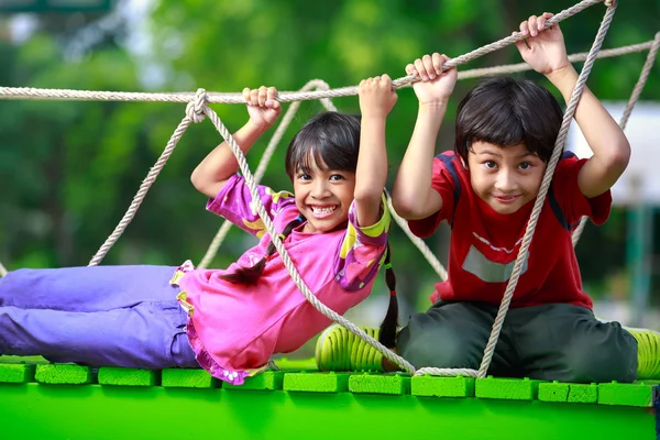 Heureux asiatique enfant jouer ensemble sur aire de jeux — Photo