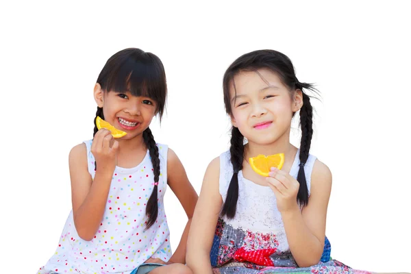 Dos niñas mostrando rebanadas de naranja —  Fotos de Stock