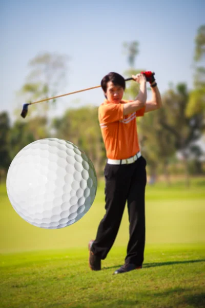 Una pallina da golf appena uscita dal tee da un golfista in swing — Foto Stock