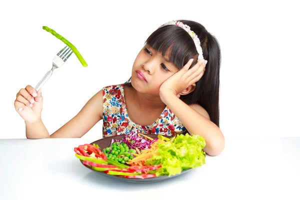 Pequeña chica asiática con expresión de disgusto contra el brócoli —  Fotos de Stock